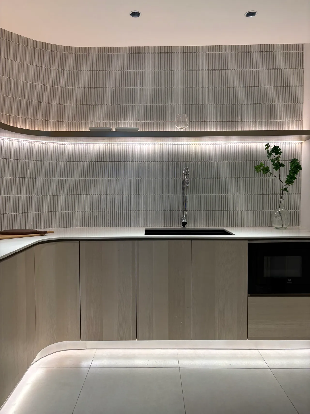 Lumina Residence 样板房干厨房，弧形挡板配 LED 底灯