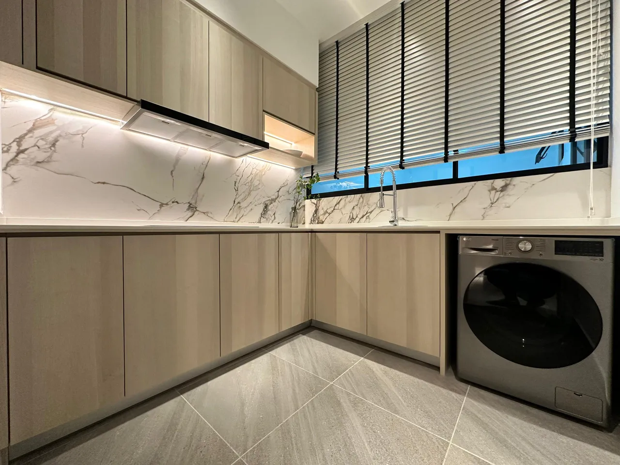 Lumina Residence 样板房湿厨房，大理石挡板配家电