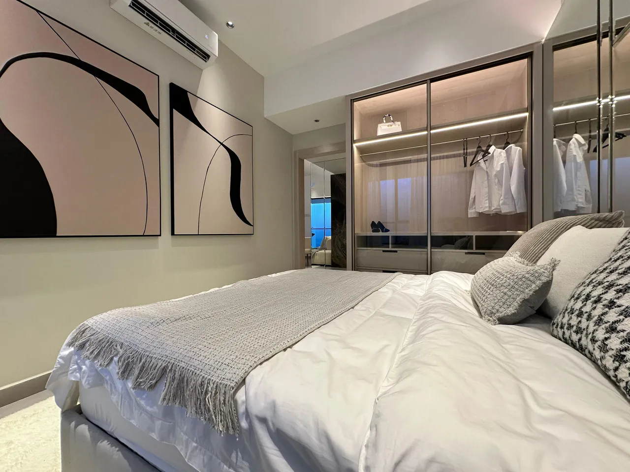Lumina Residence 样板房卧室，配嵌入式衣橱与现代装潢