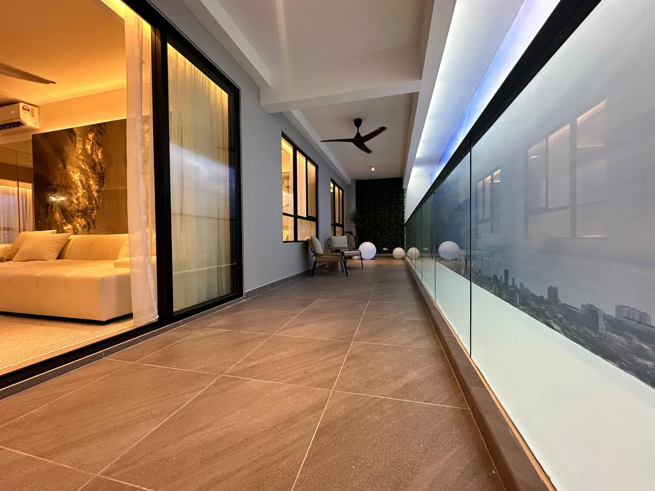 Lumina Residence 样板房阳台，玻璃栏杆配 Georgetown 城景
