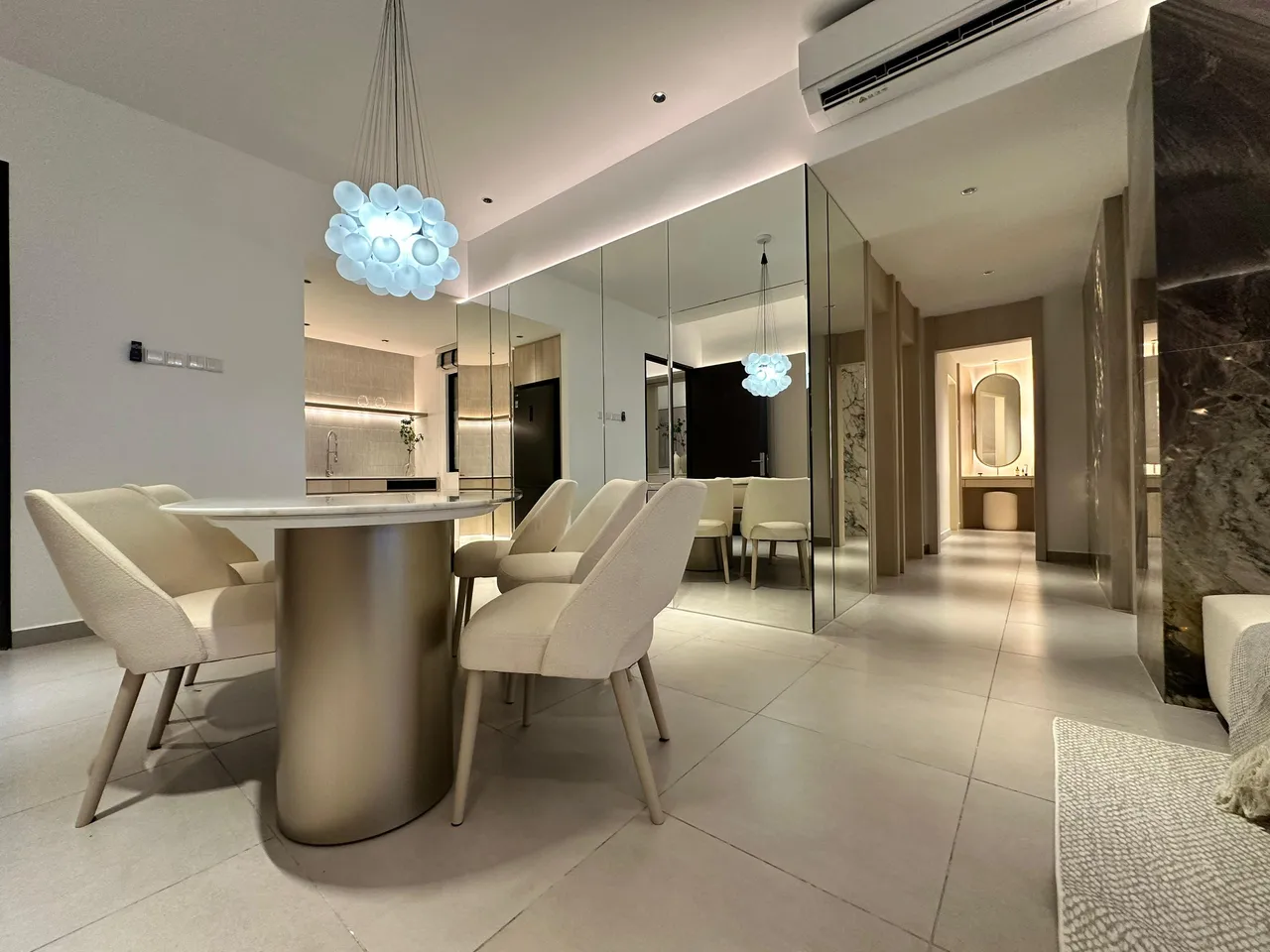 Lumina Residence 样板房餐厅，泡泡吊灯配镜面特色墙